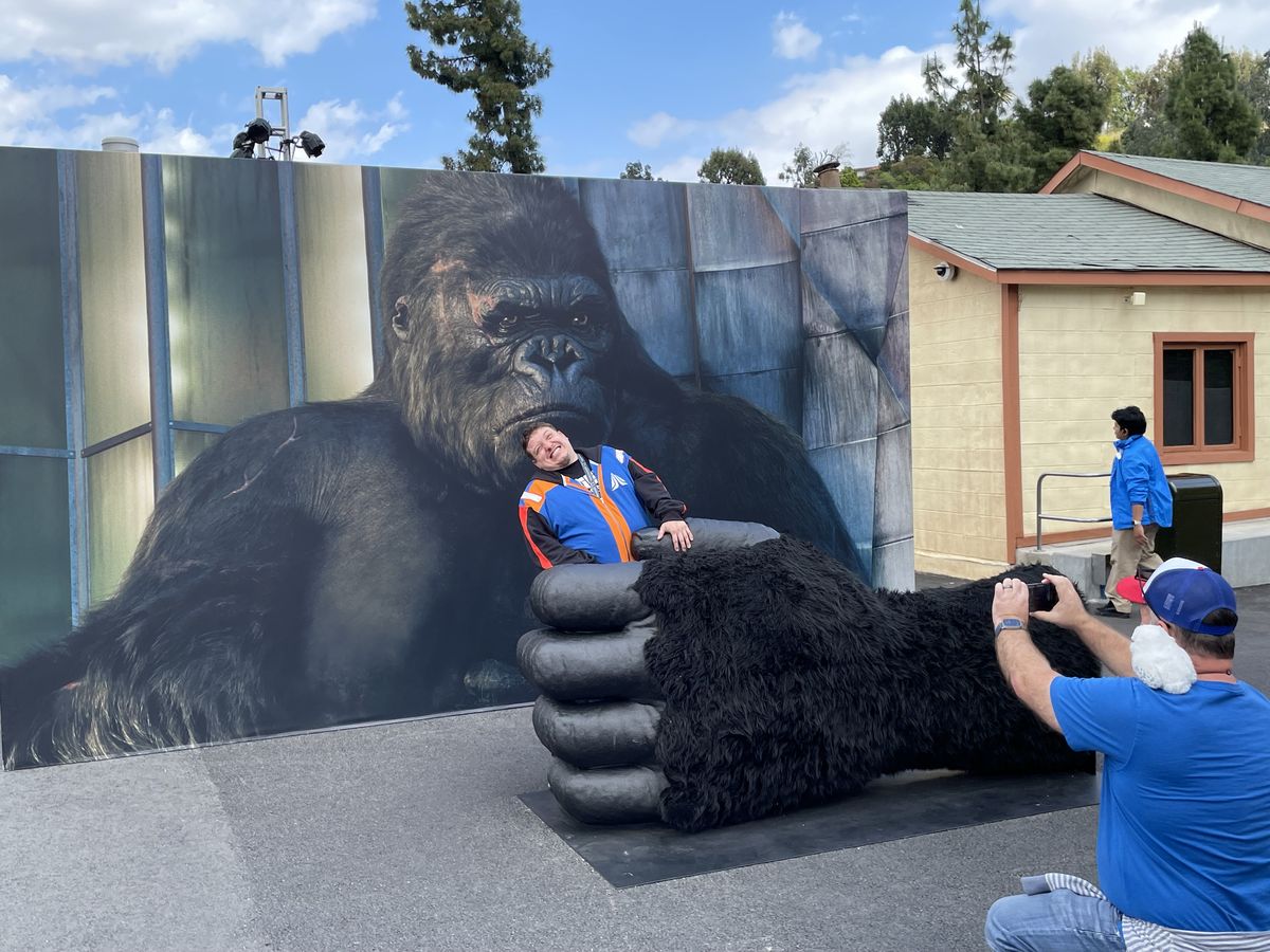 El espacio que celebra el 60 aniversario del tour, presenta utilería de las películas más importantes del estudio.