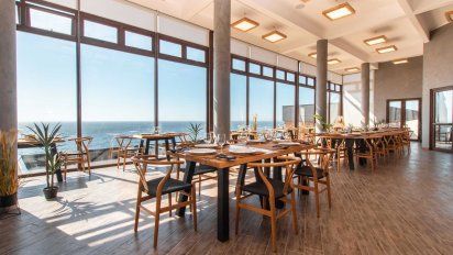 La experiencia perfecta de comer con vista al mar.