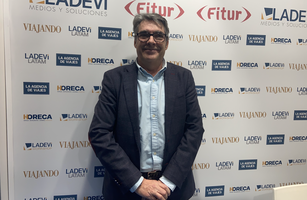 Roberto García, director comercial de Luxotour, en el stand de Ladevi en Fitur 2022.