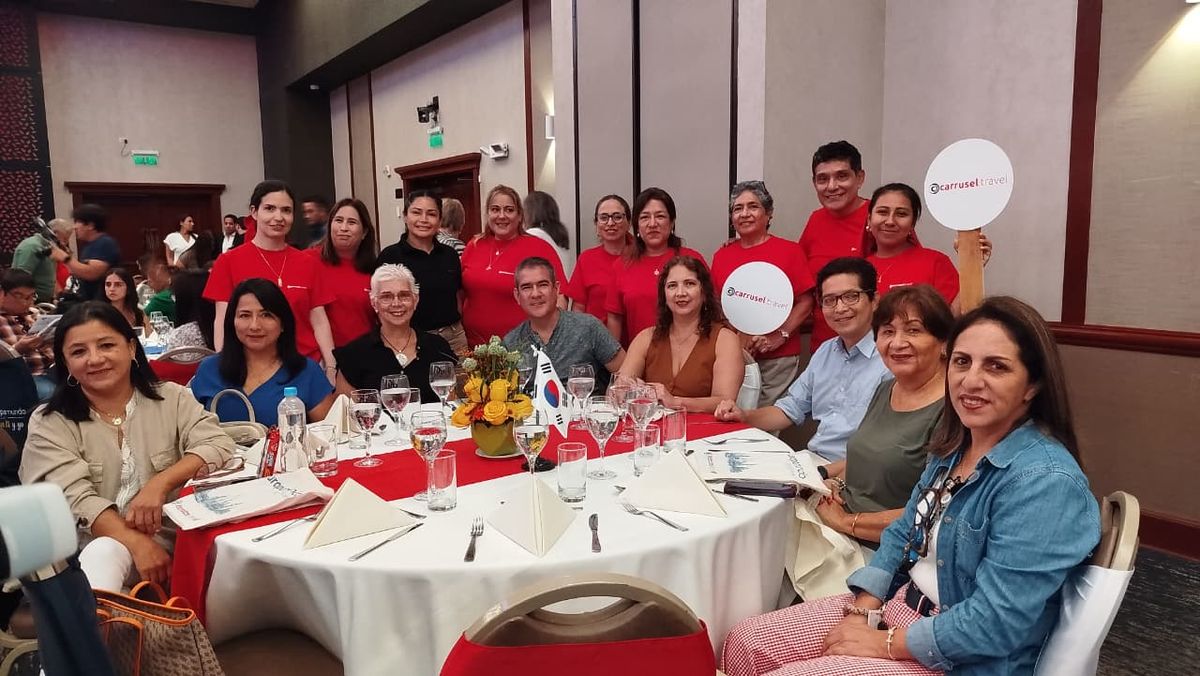 Equipo de Carrusel Travel junto a los agentes de viajes.