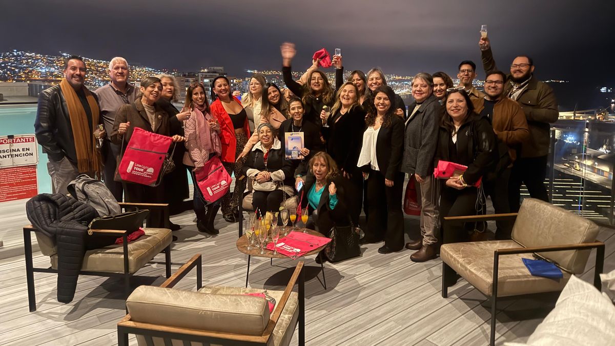 Agentes de Viajes y equipo de Assisto Tu Viaje en el restaurante piso 28 de Antofagasta. 