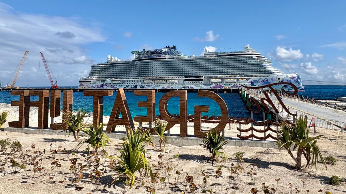 El Norwegian Luna en el muelle del Great Stirrup Cay.