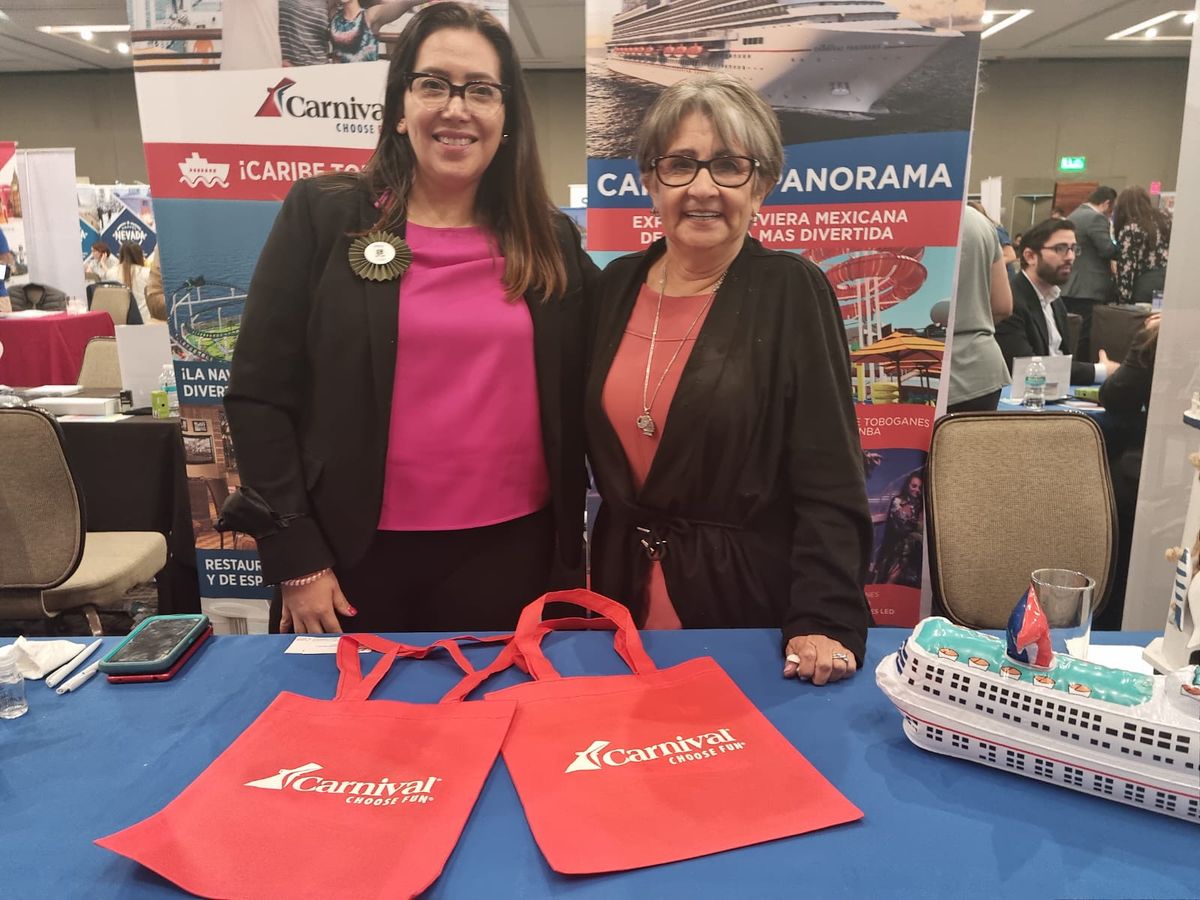 Carnival en EPTUR: Laura Meléndez y Lilia Riquelme.