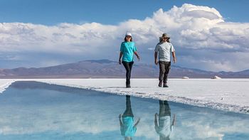 Las Salinas Grandes —entre las provincias de Salta y Jujuy— son una de las Maravillas Naturales de Argentina con un paisaje extraordinario.