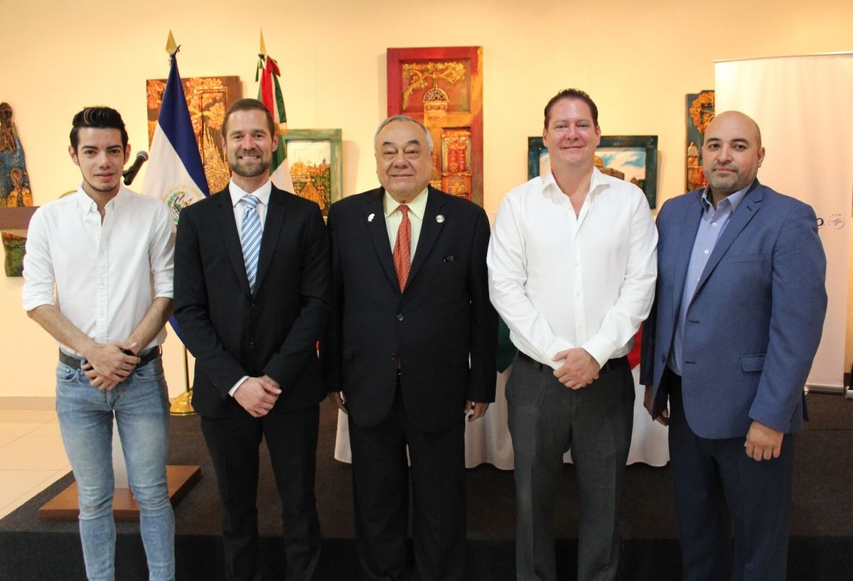 Aeroméxico celebró 10 años de vuelos a El Salvador con la presencia del embajador de México en El Salvador, Ricardo Cantú; autoridades de Turismo y Aviación del país centroamericano; así como representantes de la aerolínea.