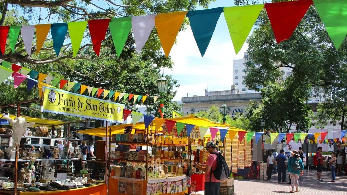 La Feria de San Telmo que se realiza cada domingo es uno de los paseos más pintorescos de Buenos Aires.&nbsp;