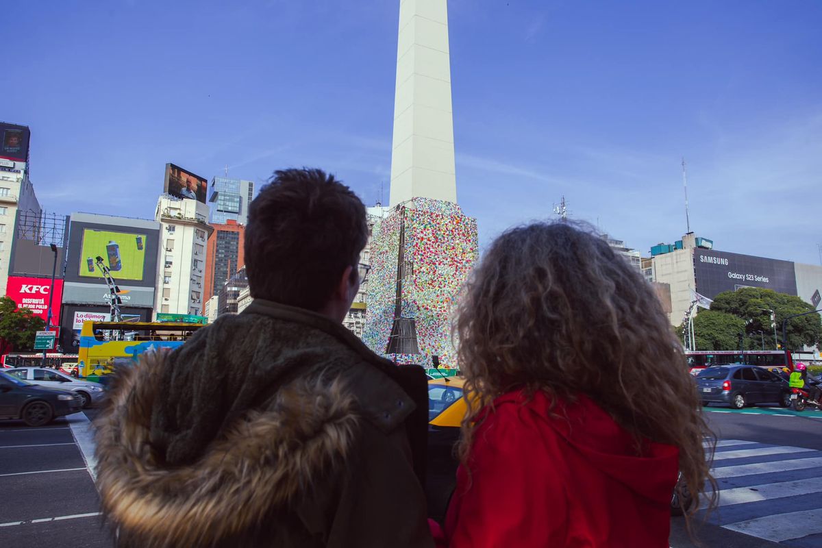 Buenos Aires: la obra en el Obelisco está pensada con la intención de aportar a la estrategia de las Tres R: reducir, reutilizar y reciclar.