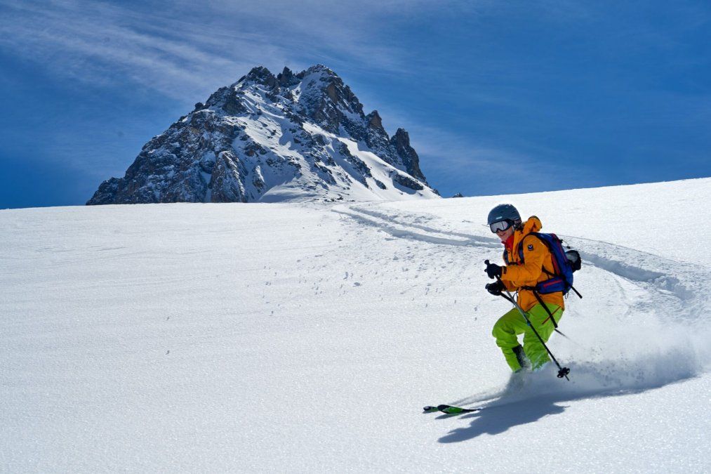 Esquiador en Baqueira (pista de Nieve en los Pirineos españoles)