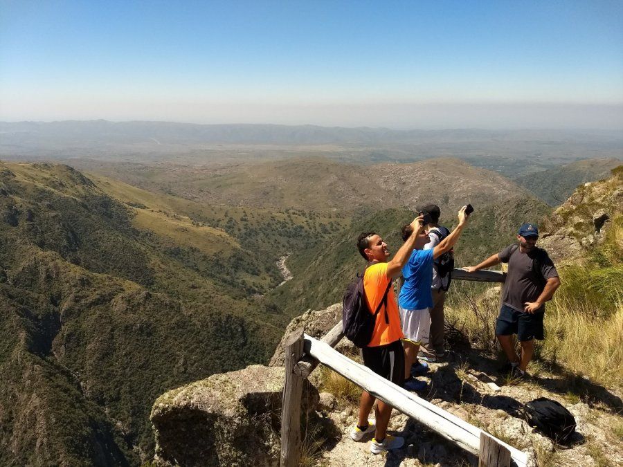 Argentina: turistas disfrutando de las vistas que ofrece el Parque Nacional Quebrada del Condorito al que se puede acceder gratis. Argentina: turistas disfrutando de las vistas que ofrece el Parque Nacional Quebrada del Condorito al que se puede acceder gratis.