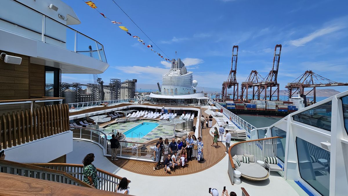Piscina en la cubierta del barco.