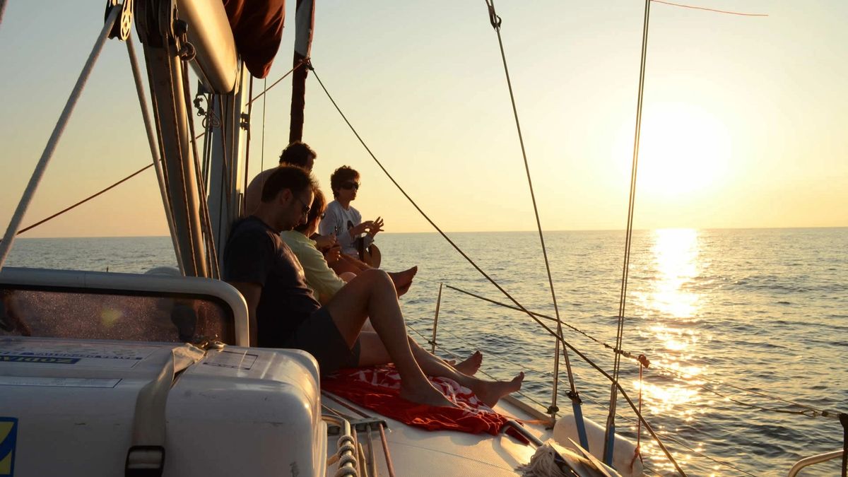 Navega entre fiordos y glaciares del sur de Chile en una expedición de turismo de aventura.