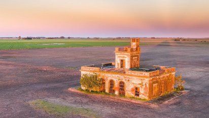 Una estancia abandonada en medio del campo, en la provincia de Buenos Aires.