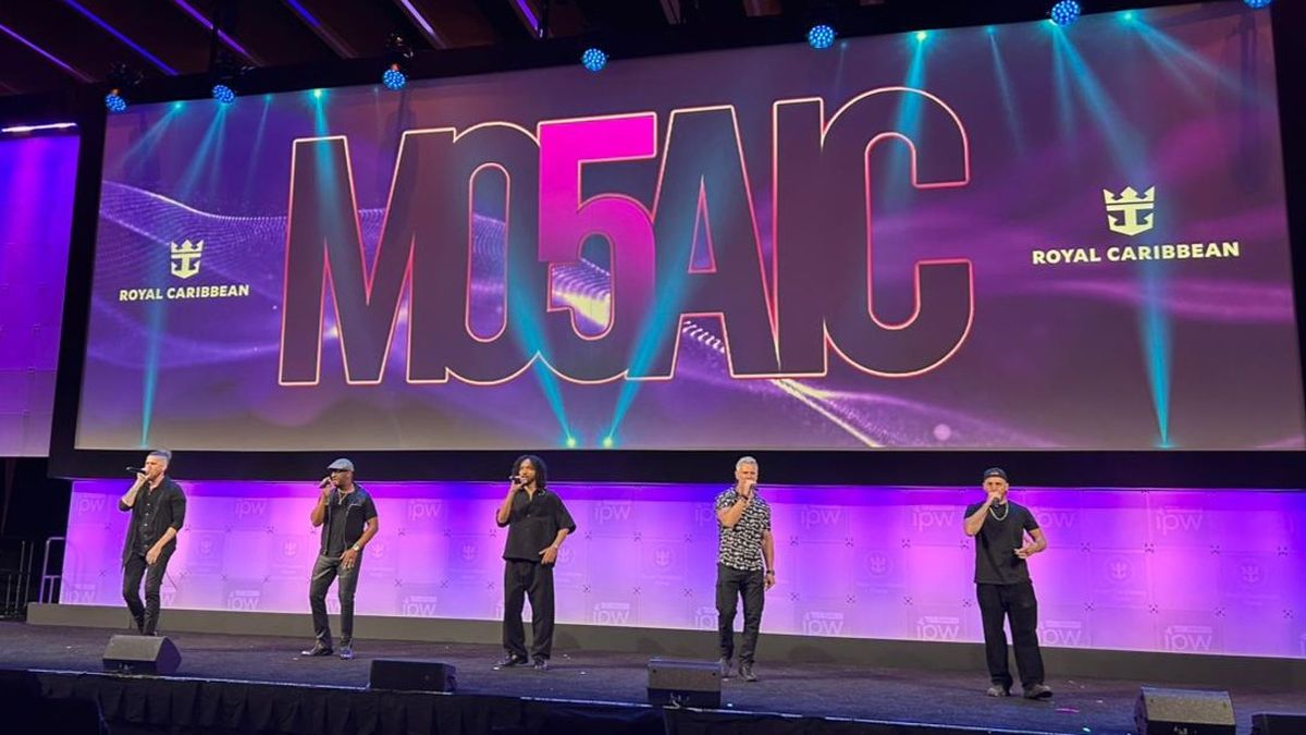 El reconocido grupo MO5AIC cant&oacute; frente al auditorio en el evento de Royal Caribbean.