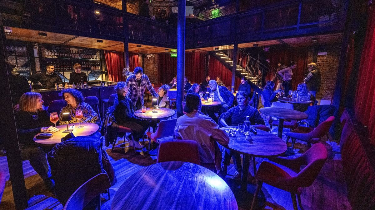 El show se desarrolla en un ambiente intimista. 