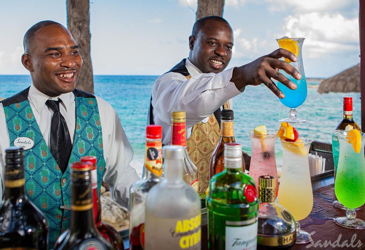 Bebidas ilimitadas en habitaciones y zonas comunes en Sandals Royal Bahamian.