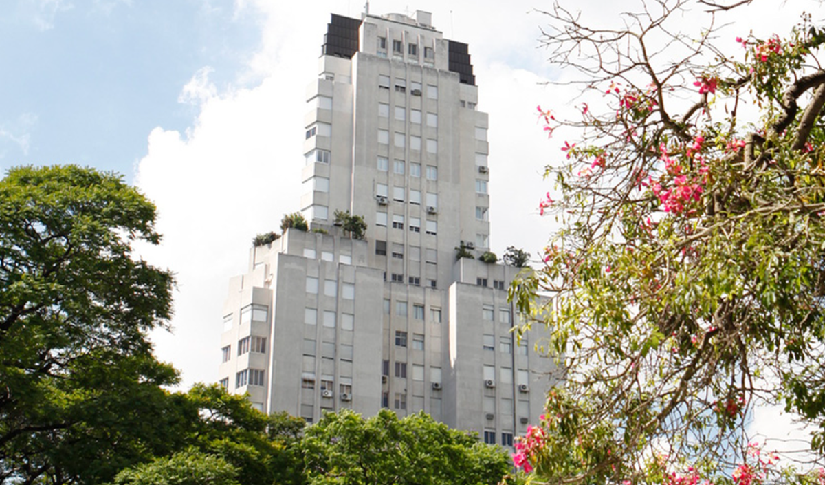 El edificio Kavanagh era construcción más alta de hormigón armado en su época, cuya silueta se asemeja a la proa de un barco