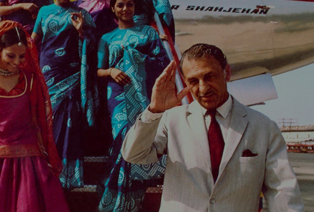 Foto histórica: J.R.D. Tata, fundador de la empresa y considerado el "Padre de la Aviación Civil India", saluda al bajar de uno de los aviones Air India.