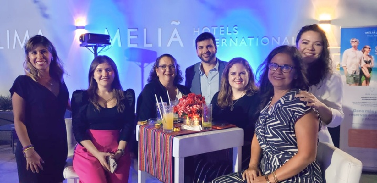 Mitzi Torres y Catalina Londoño (Meliá) junto a Jose Ignacio Ais (Ágil), Marita Villalba (Visit USA) y las agentes de viajes.