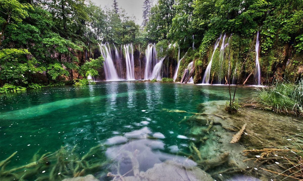 Vacaciones en Europa: el Parque Nacional de los Lagos de Plitvice es uno de los imperdibles para visitar partiendo desde Zagreb hacia la costa adri&aacute;tica.&nbsp;