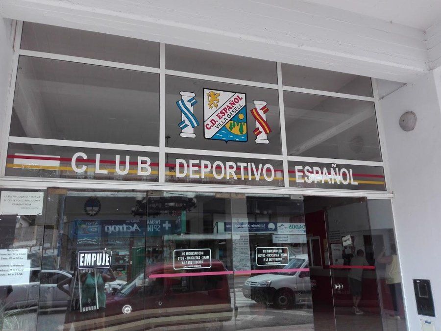 La Confitería del Club Deportivo Español de Villa Gesell es un gran lugar para bien y barato este verano 2024.