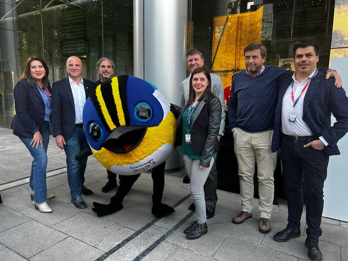 Lidia Paredes, jefa de ventas canal de turismo Latam Airlines; Andreas Schek, VP ventas Latam Airlines; Jaime Vial, gerente comercial de Turavión ; Fiu, mascota oficial Santiago 2023; Lorena Faundez, ejecutiva comercial Latam Airlines; Sergio Purcell, gerente general Turismo Cocha; Felipe Achondo, gerente comercial Mundo Tours; Guillermo Allende, ejecutivo comercial Latam Airlines.