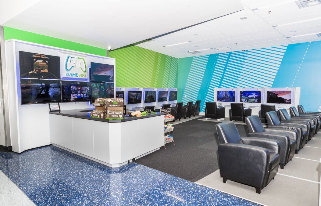 El Aeropuerto DFW ofrece salas de juegos ubicadas en la Terminal B42 y Terminal E16, que cuentan con equipos Xbox One en TVs 4K, audífonos con cancelación de ruido y sillones de piel.