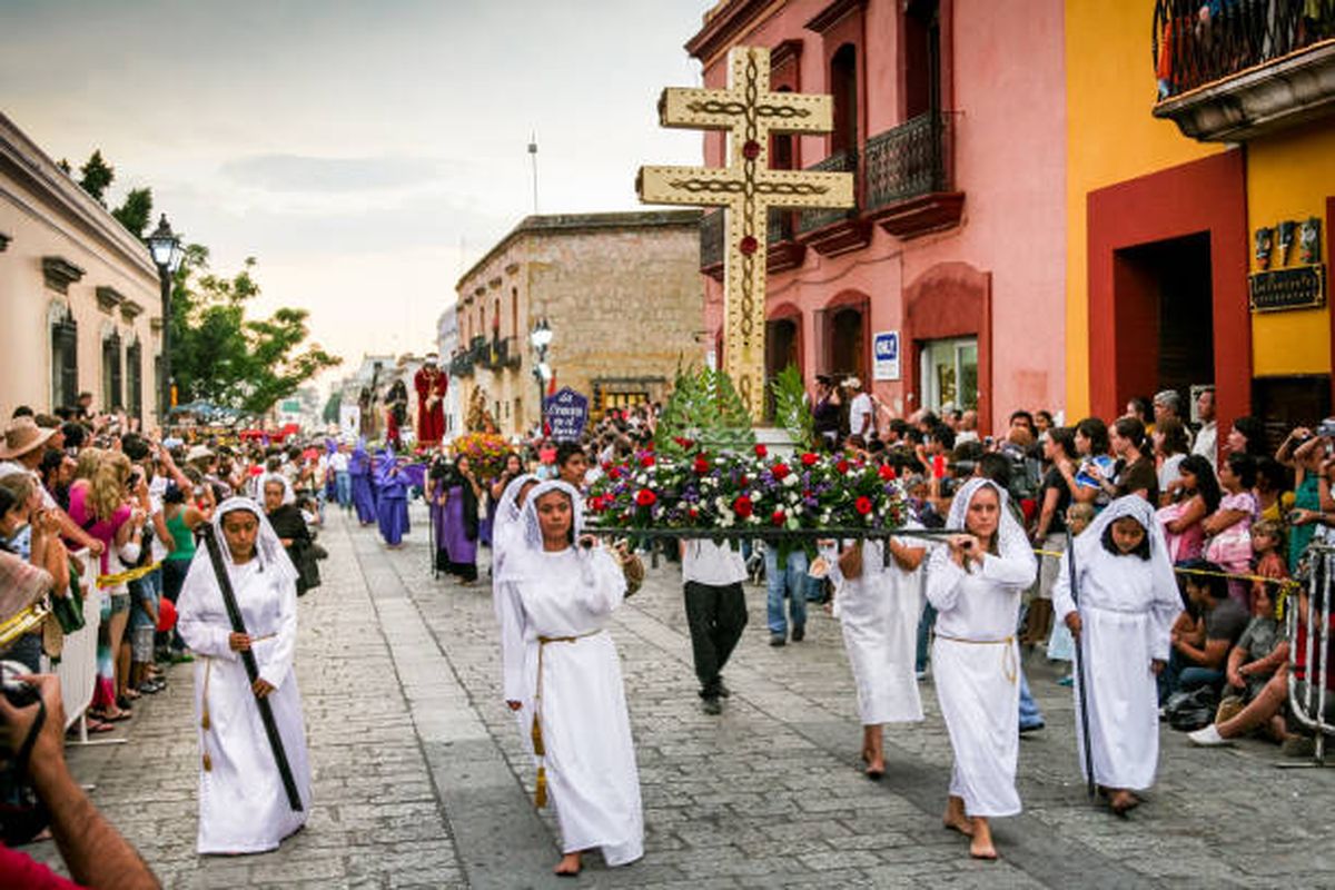 En Semana Santa los Pueblos Mágicos de Oaxaca están llenos de tradición cultura y encanto creando una experiencia inolvidable