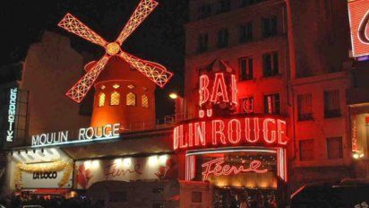 Europa: Moulin Rouge es un cabaret inaugurado en 1889, que devino en uno de los grandes sitios de esparcimiento de la vida de París.