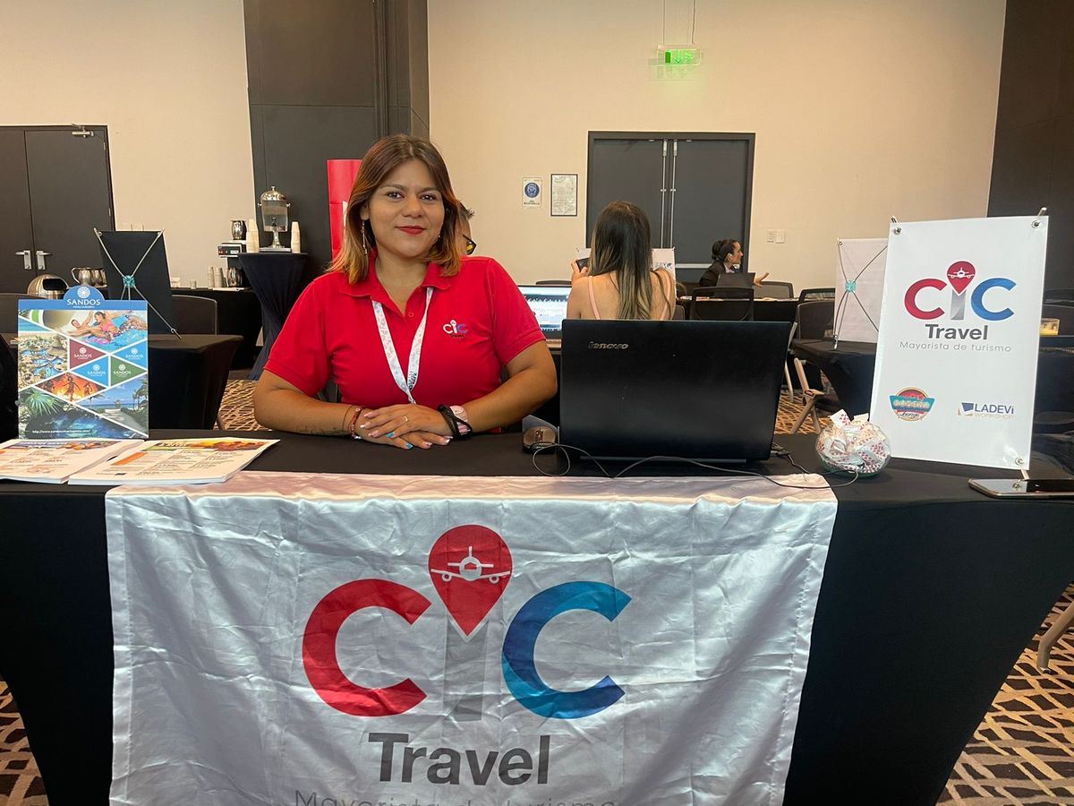 Representante comercial de CIC Travel en el Workshop de Ladevi en Bucaramanga.