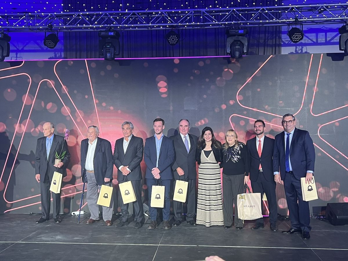 Patricia Durán Vaca, presidente de AOCA, le entregó una plaqueta de agradecimiento a los past presidents de la entidad.