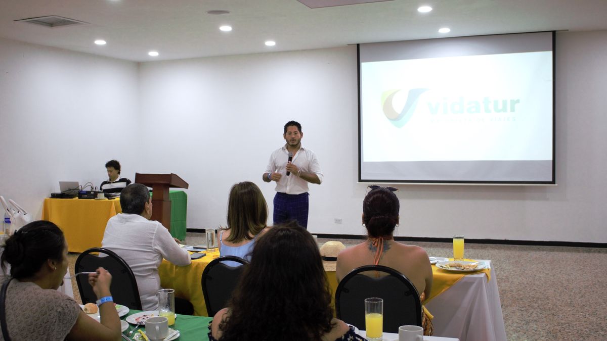 Capacitación con Alonso Flores, representante de Oasis Hotels.