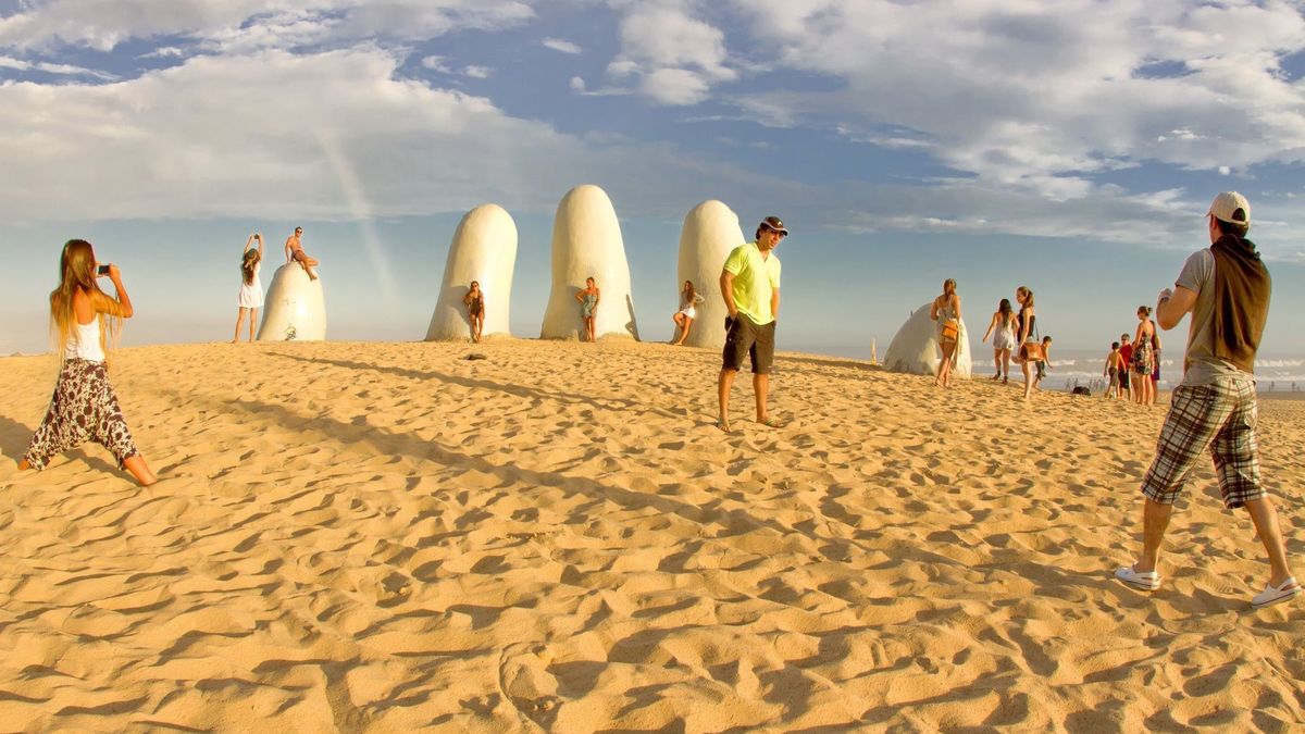 La escultura “La Mano” en Playa Brava es una de las postales más reconocidas de Punta del Este.