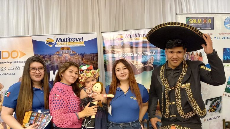 Equipo comercial Multitravel, incluida Myrian Díaz.