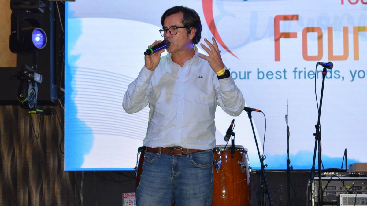 Andrés Rincón, CEO de CIC Travel, dando palabras de agradecimiento a las agencias y socios invitados.