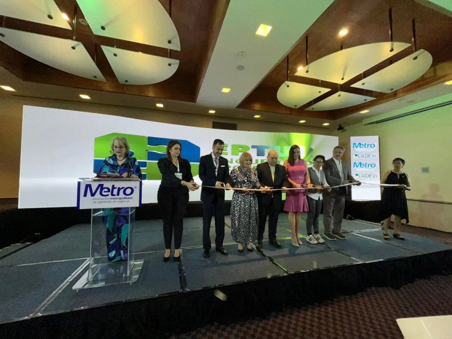 Corte de listón de EPTUR 2024 tras la declaratoria de Nathalie Desplás, secretaria de Turismo de Ciudad de México.