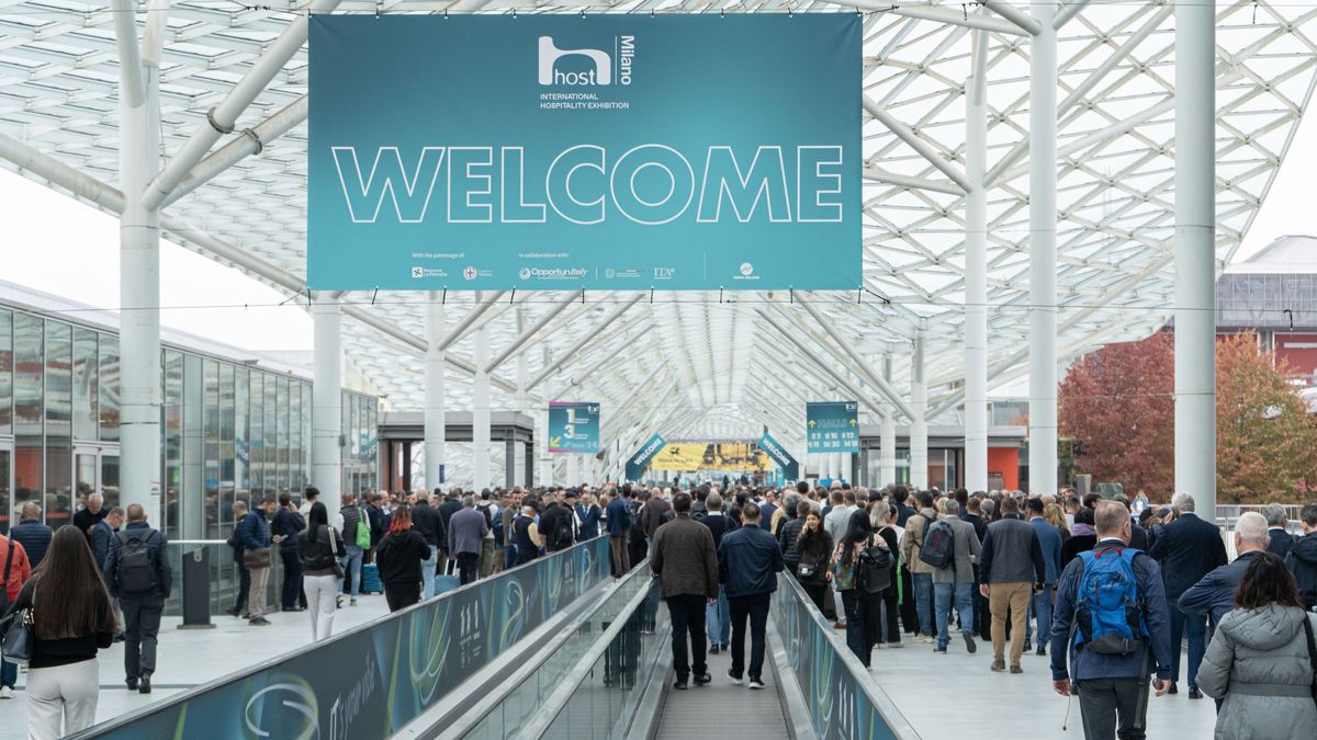 El rediseño expositivo de HostMilano 2025 facilitó el recorrido de los visitantes y promovió la interacción entre sectores afines, especialmente entre los pabellones del Salón Internacional del Café (SIC) y las áreas de helado y pastelería. El rediseño expositivo de HostMilano 2025 facilitó el recorrido de los visitantes y promovió la interacción entre sectores afines, especialmente entre los pabellones del Salón Internacional del Café (SIC) y las áreas de helado y pastelería.