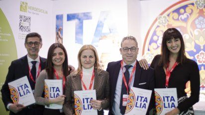 José Cano junto al equipo de VerdeSicilia.