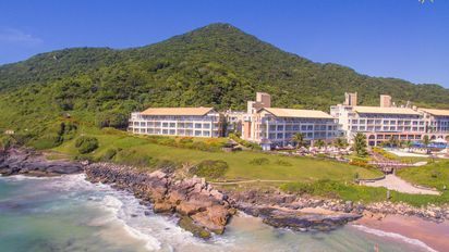 Costao do Santinho se encuentra en Florianópolis, frente al mar.
