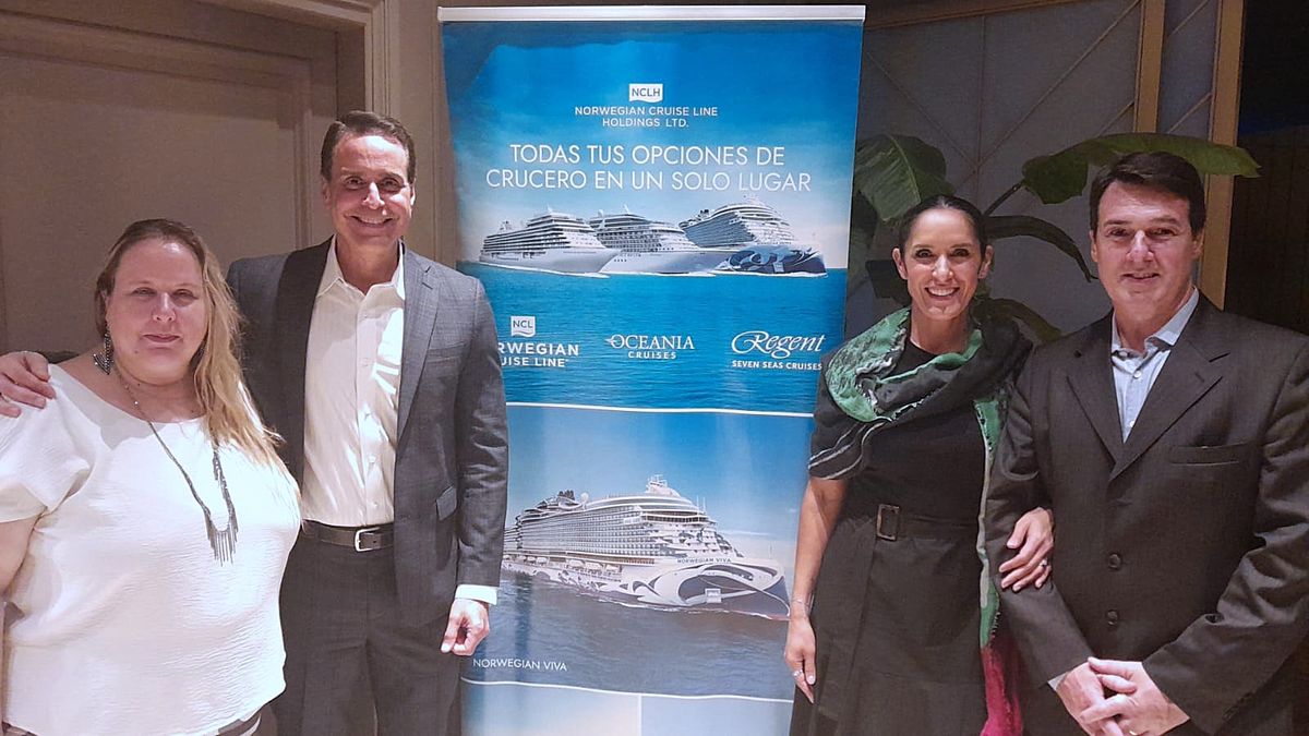 Mariana Benseñor,&nbsp;Frank Medina, Larissa Valero, y Adrián Pavese al término del encuentro convocado por Vanguard Marketing.