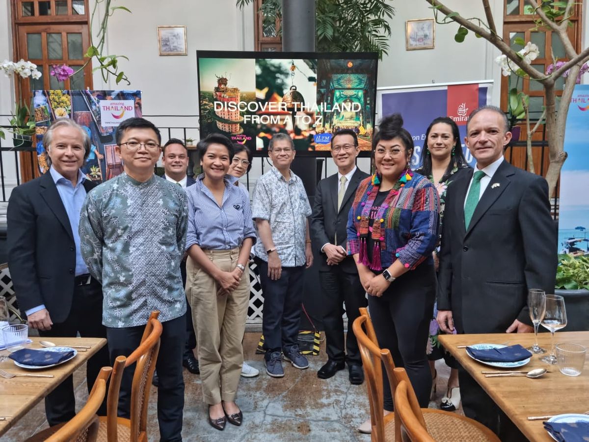 Sobhana Sucharitakul, Paisan Rupanichkij, Chattan Kunjara Na Ayudhya, Siriwan Seeharach, Adriana Ortiz, Enrique Suárez y los delegados de Tailandia.