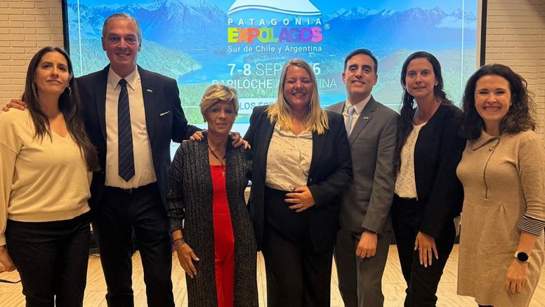 Expositores de Argentina y Chile junto al cómite organizador de Expolagos Patagonia durante el lanzamiento del encuentro en Fitur 2026.&nbsp;