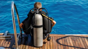 Los destinos de buceo en Colombia ofrecen una diversidad de ecosistemas marinos desde coloridos arrecifes hasta impresionantes encuentros con tiburones.