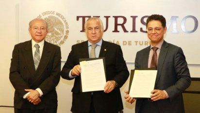 Humberto Hernández Haddad, subsecretario de Calidad y Regulación de la Sectur; Miguel Torruco y César Emiliano Hernández.