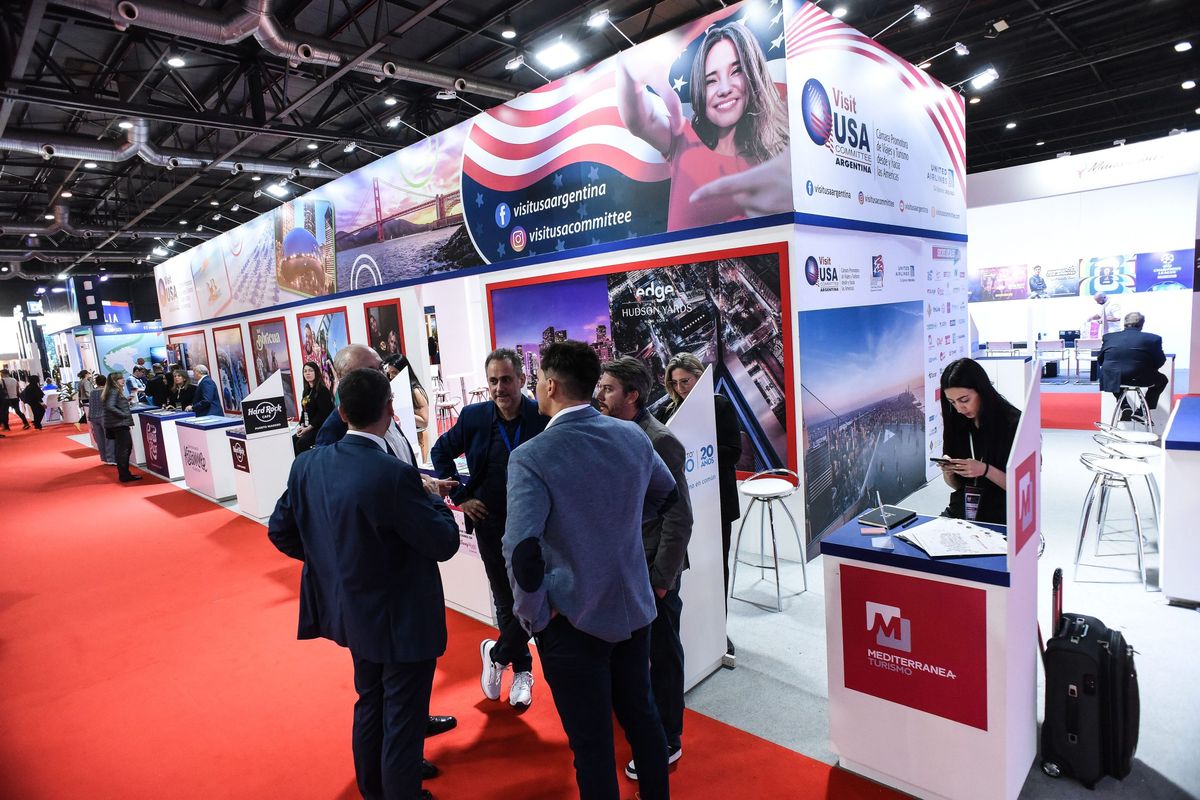 Un sector de pabellón Visit USA presentado en FIT 2025.