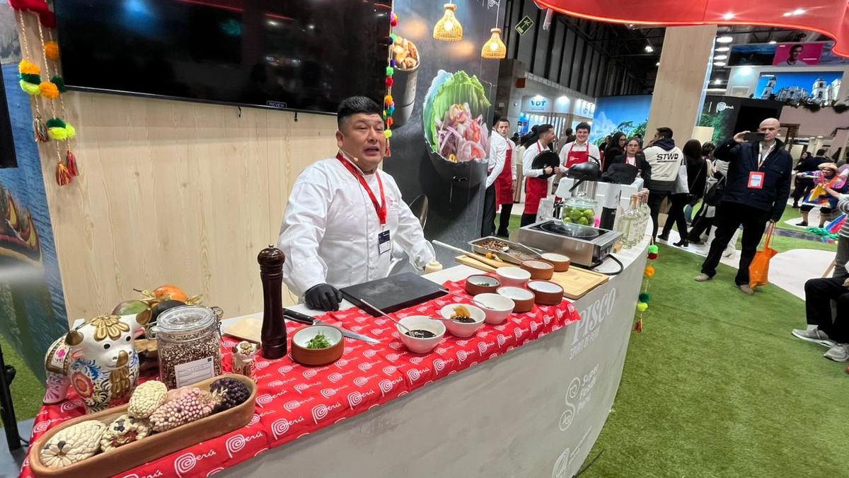 Chef Joseph Arias presentando la diversidad que puede tener el plato bandera ceviche, así como la presentación de otras comidas representativas del Perú.