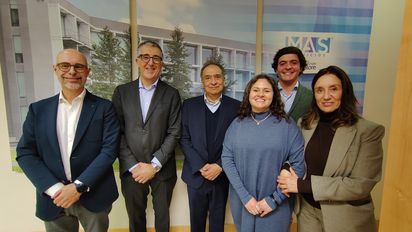 El director general de MAS Servicios, Reynaldo Islas, con el equipo de España.