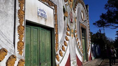 El Teatro General Urquiza, mezcla de extremo colorido con incuria.