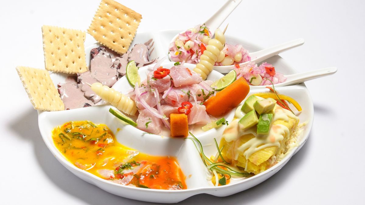 Deléitate con la frescura y acidez del ceviche peruano un clásico de la cocina de Lima.