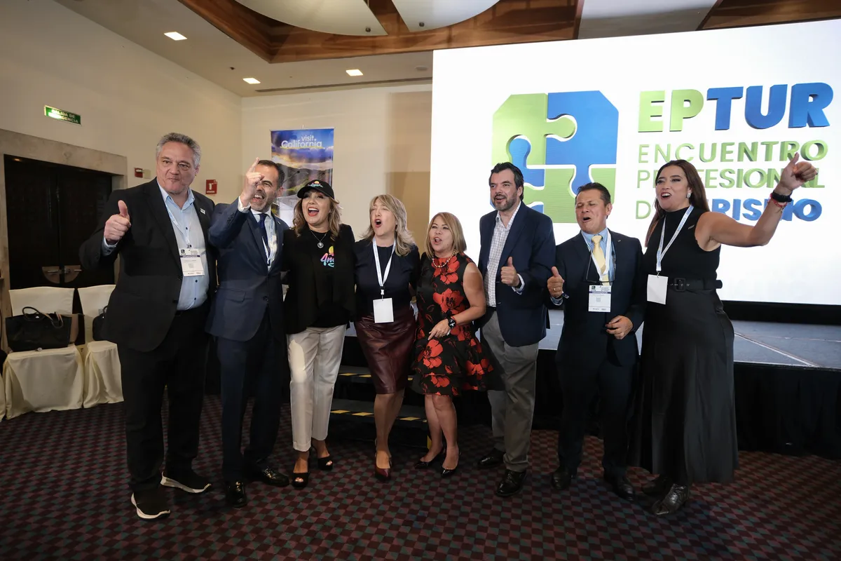 Autoridades de EPTUR, Ladevi y representantes de Visit California celebran en el cierre de otra exitosa edición de EPTUR.