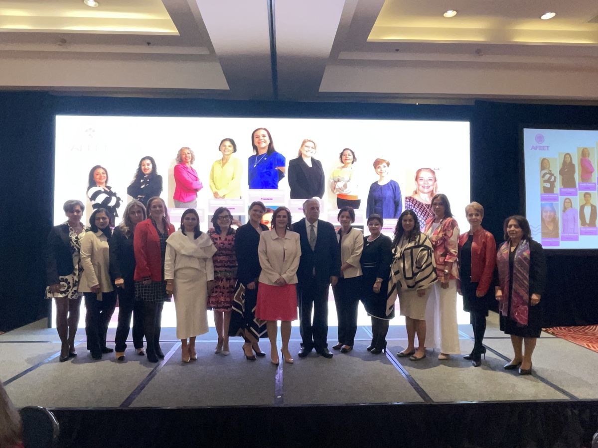 La mesa directiva de AFEET para 2024 y el titular de Sectur, Miguel Torruco Marqués.